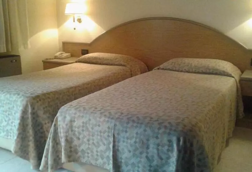 هتل Albergo Ristorante Leon D'oro