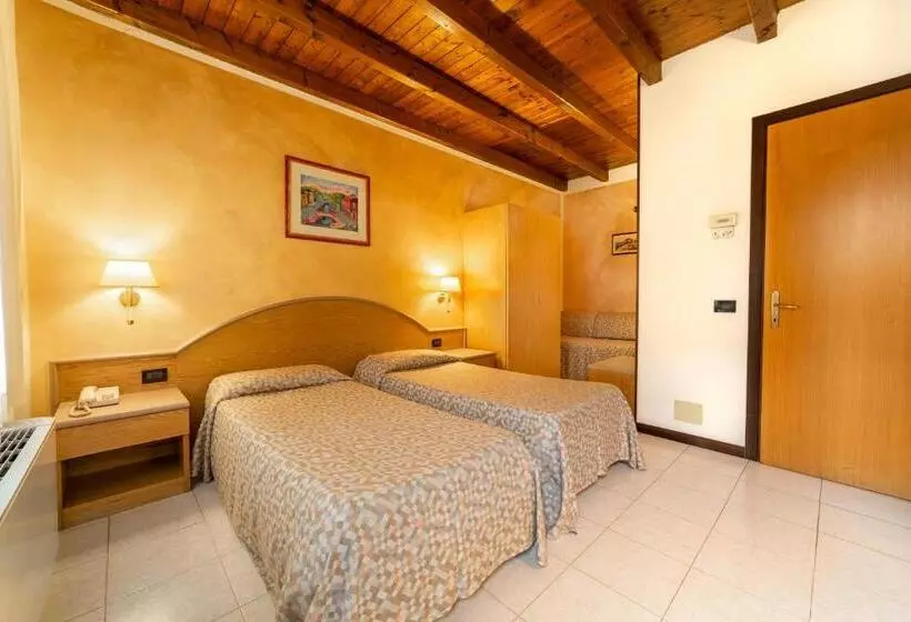 هتل Albergo Ristorante Leon D'oro