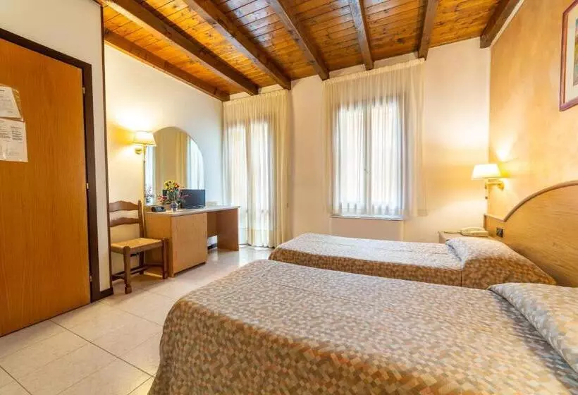 هتل Albergo Ristorante Leon D'oro
