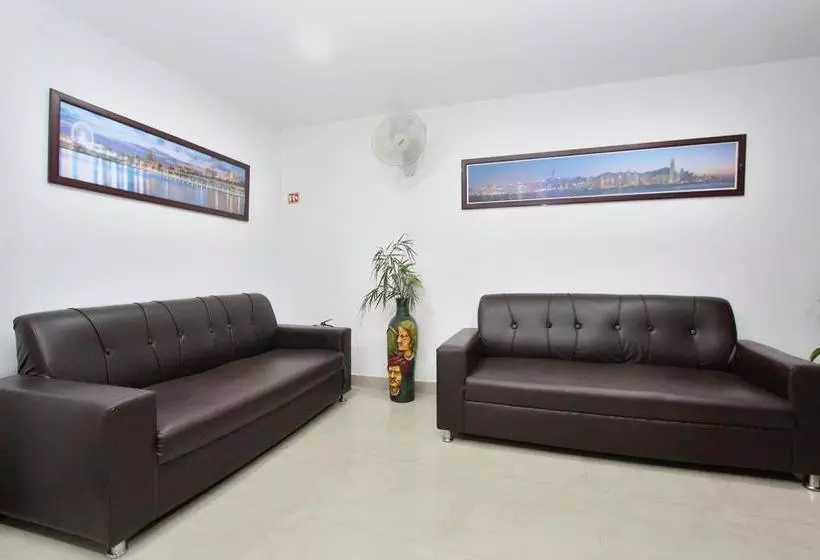 ホテル Oyo 4290 Sanctum City Living