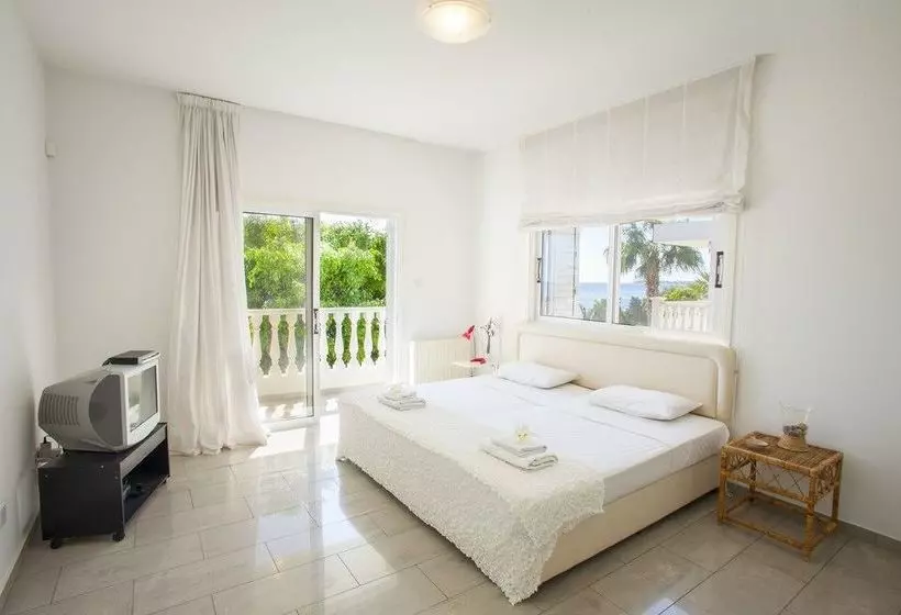 Sunset Beachfront Villa Meneou