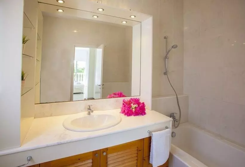 Sunset Beachfront Villa Meneou