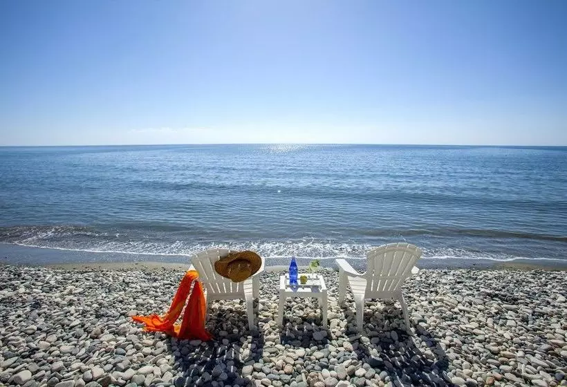 Sunset Beachfront Villa Meneou