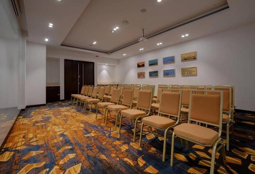 فندق Courtyard By Marriott Surat