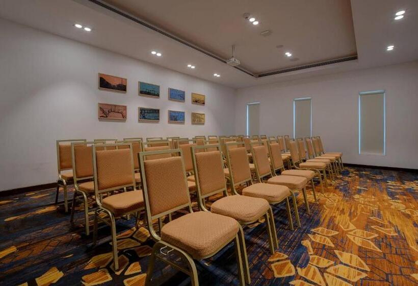 فندق Courtyard By Marriott Surat