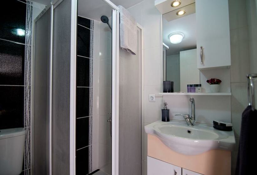 ホテル Kamondo Apartments