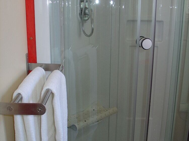 هتل Parque De Campismo Orbitur Montargil