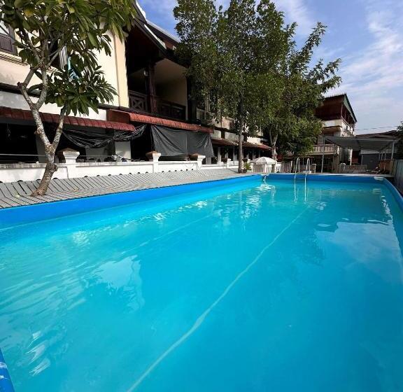 Vongprachan Backpackers Hostel