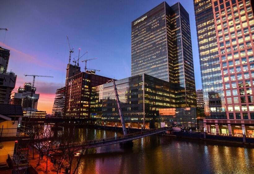 Canary Wharf   Corporate River View Apartments