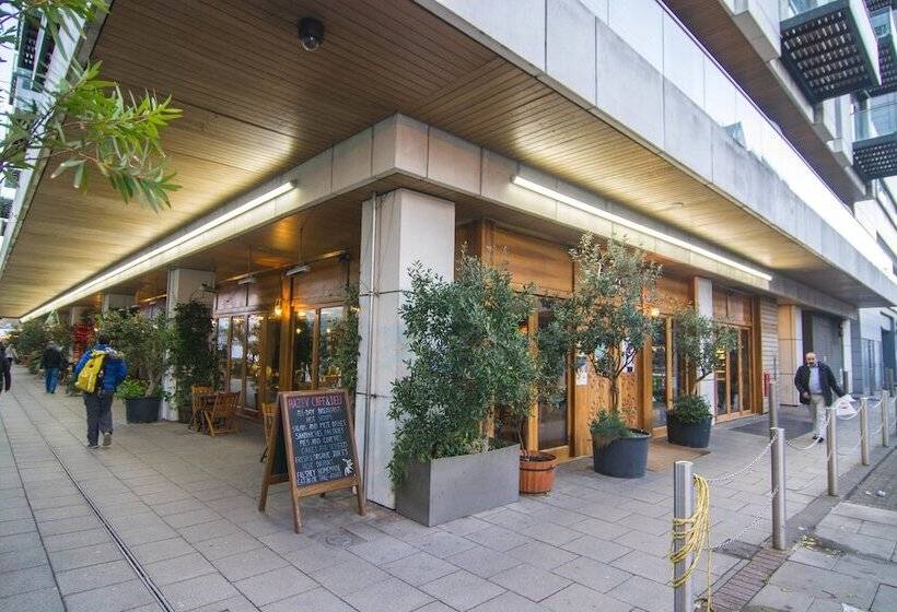 Canary Wharf   Corporate River View Apartments