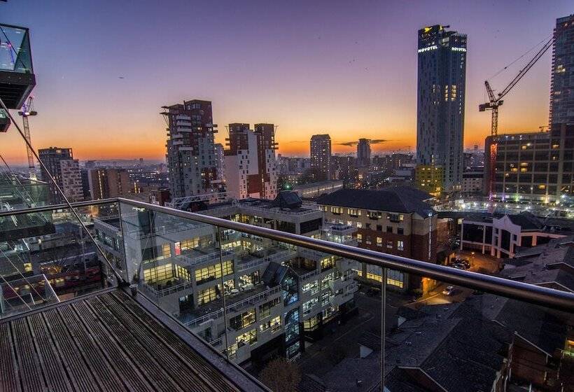 Canary Wharf   Corporate River View Apartments