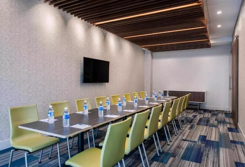 هتل Holiday Inn Express & Suites Kelowna   East, An Ihg
