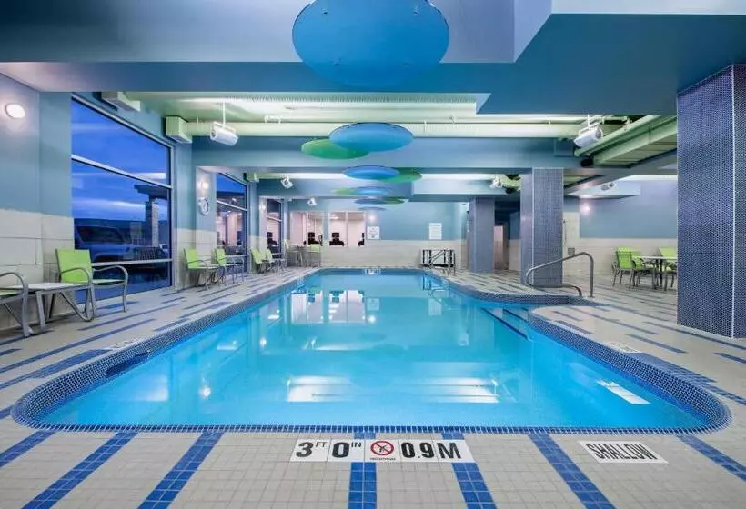 هتل Holiday Inn Express & Suites Kelowna   East, An Ihg