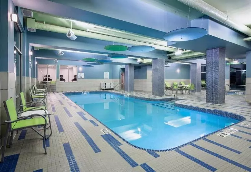 هتل Holiday Inn Express & Suites Kelowna   East, An Ihg