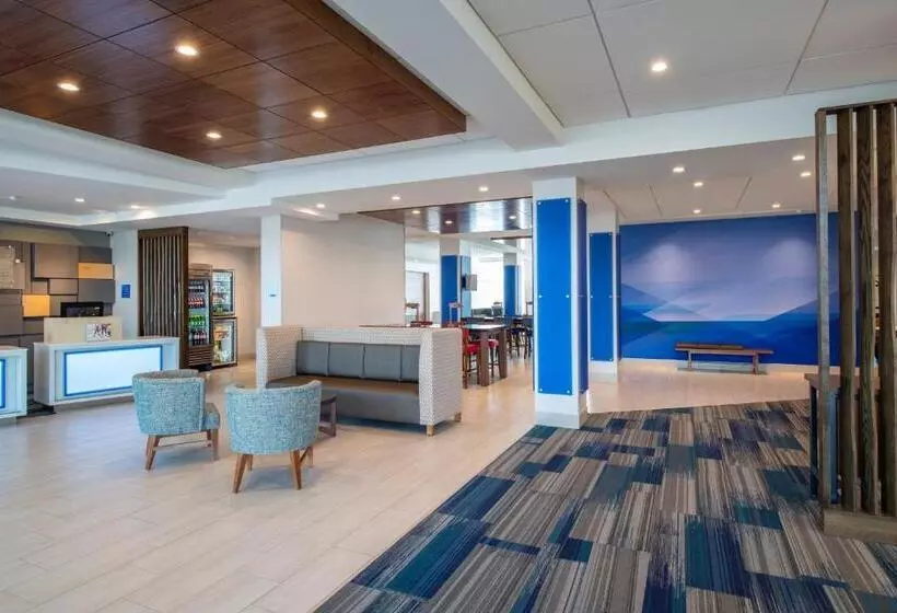 هتل Holiday Inn Express & Suites Kelowna   East, An Ihg
