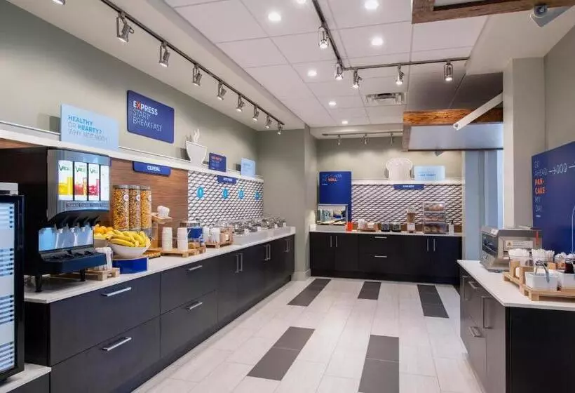 هتل Holiday Inn Express & Suites Kelowna   East, An Ihg