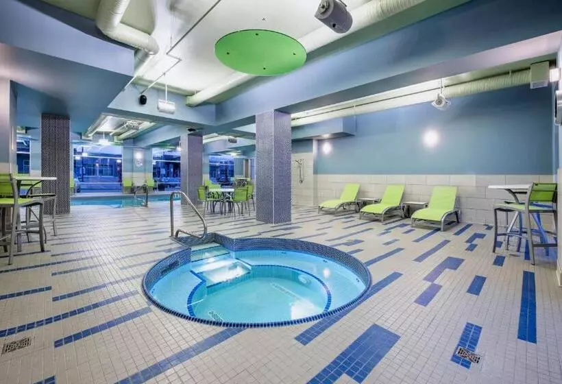 هتل Holiday Inn Express & Suites Kelowna   East, An Ihg