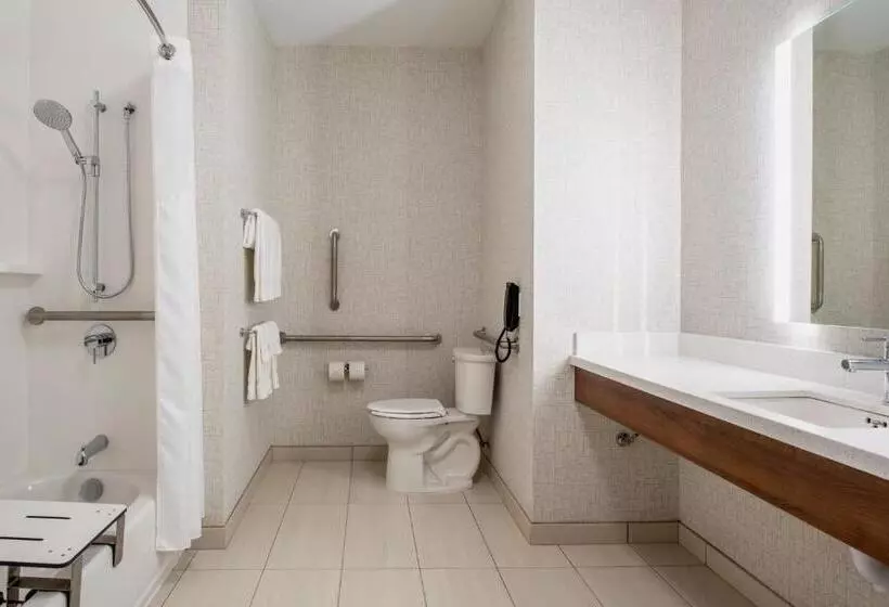 هتل Holiday Inn Express & Suites Kelowna   East, An Ihg