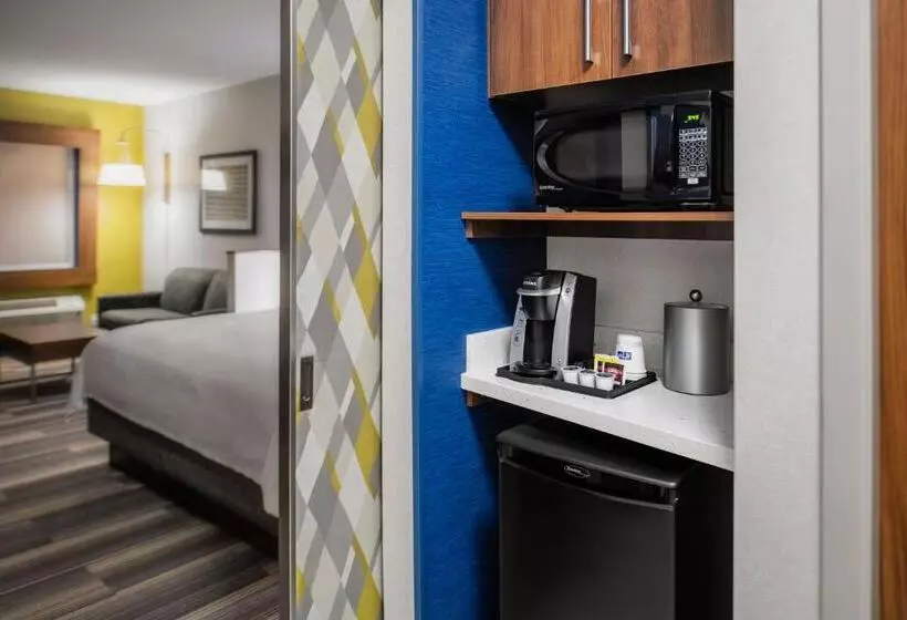 هتل Holiday Inn Express & Suites Kelowna   East, An Ihg