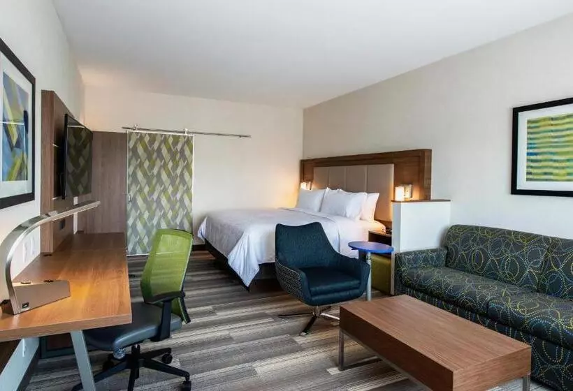 هتل Holiday Inn Express & Suites Kelowna   East, An Ihg