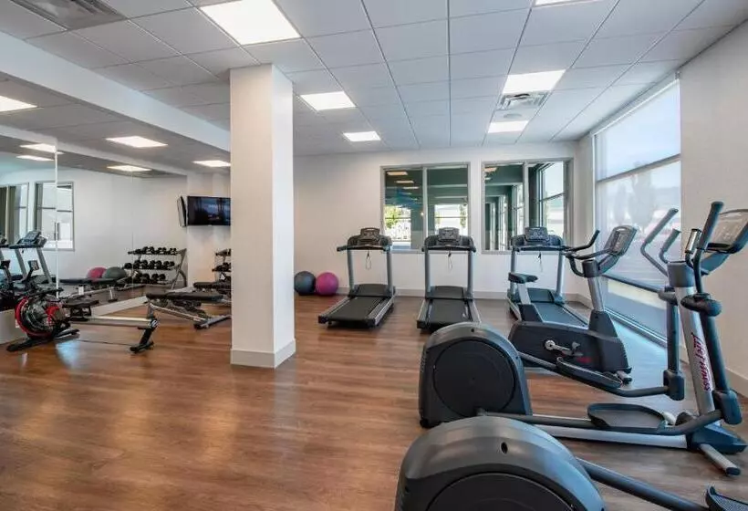 هتل Holiday Inn Express & Suites Kelowna   East, An Ihg