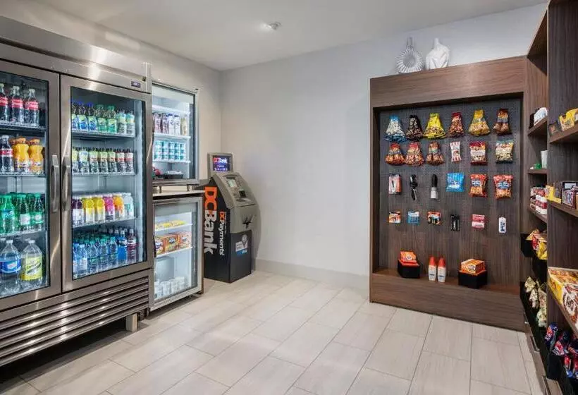 هتل Holiday Inn Express & Suites Kelowna   East, An Ihg