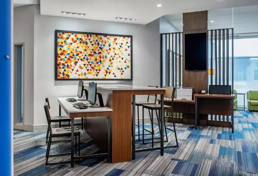 هتل Holiday Inn Express & Suites Kelowna   East, An Ihg