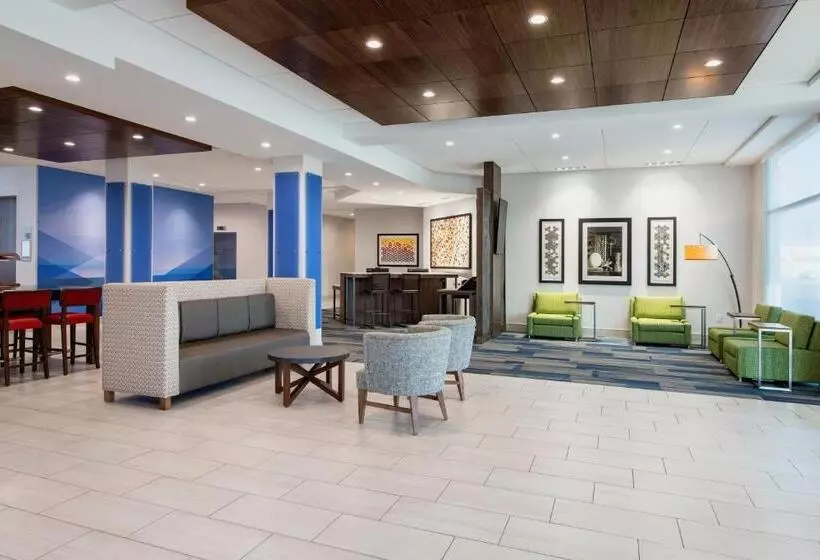 هتل Holiday Inn Express & Suites Kelowna   East, An Ihg