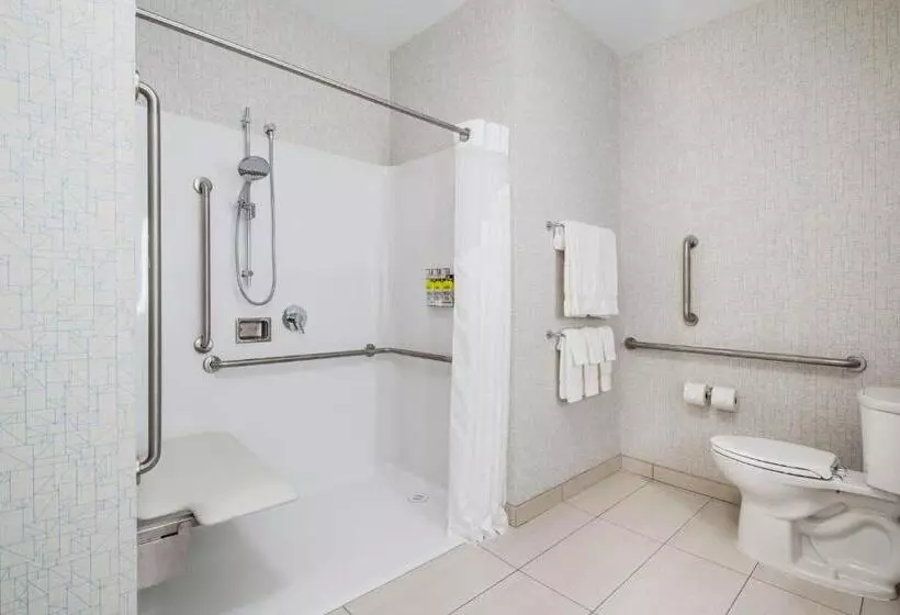 هتل Holiday Inn Express & Suites Kelowna   East, An Ihg