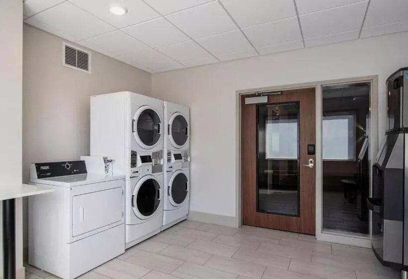 هتل Holiday Inn Express & Suites Kelowna   East, An Ihg
