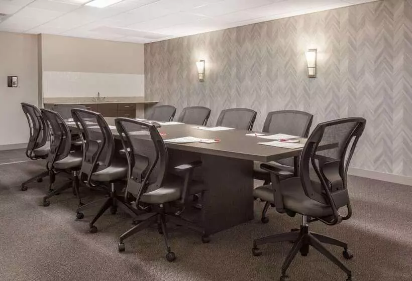 Hotelli Ramada By Wyndham Grassland