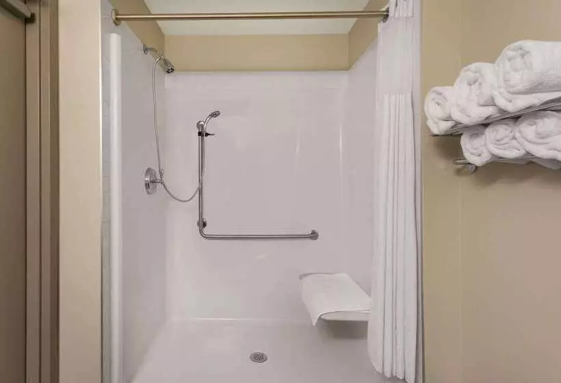 Hotelli Ramada By Wyndham Grassland