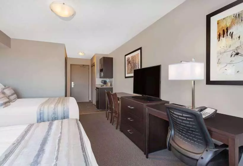 Hotelli Ramada By Wyndham Grassland