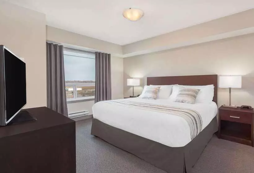 Hotelli Ramada By Wyndham Grassland