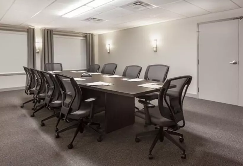 Hotelli Ramada By Wyndham Grassland