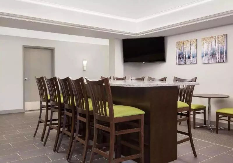 Hotelli Ramada By Wyndham Grassland