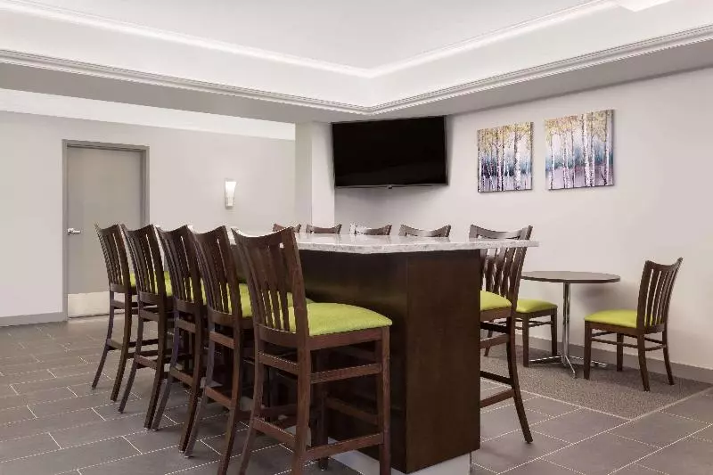 Hotelli Ramada By Wyndham Grassland