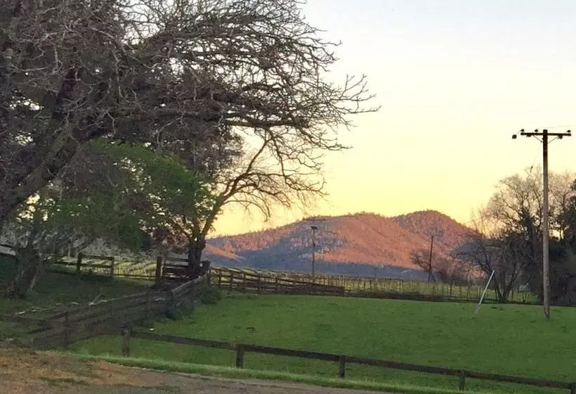 تختخواب و صبحانه Rustridge Ranch & Winery