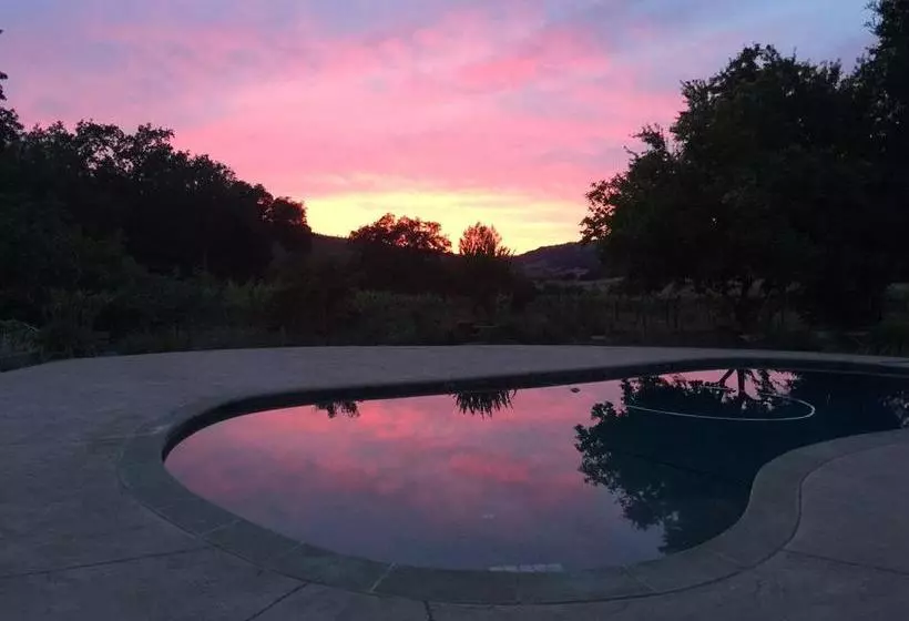 تختخواب و صبحانه Rustridge Ranch & Winery