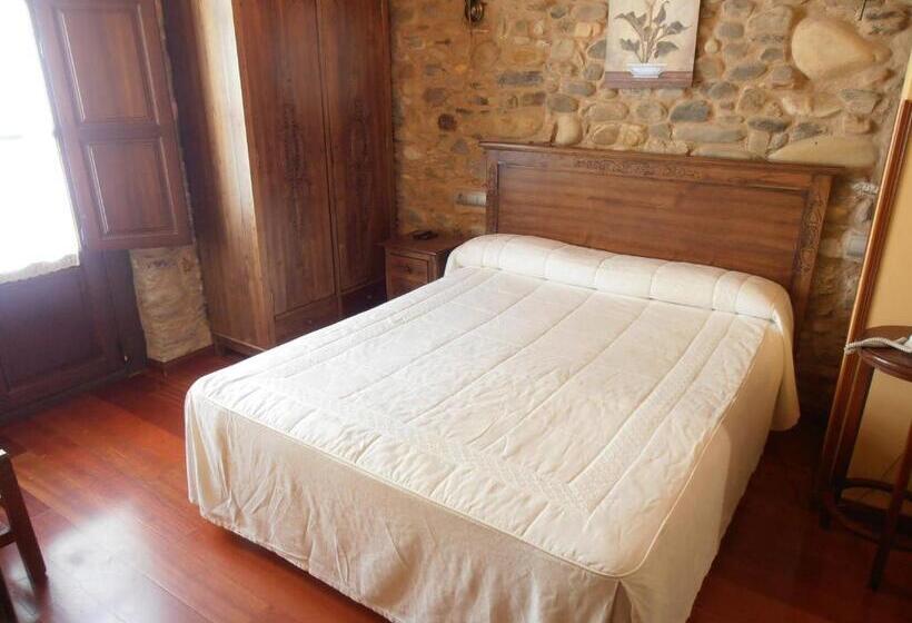 هتل Hostal Virgen De La Encina