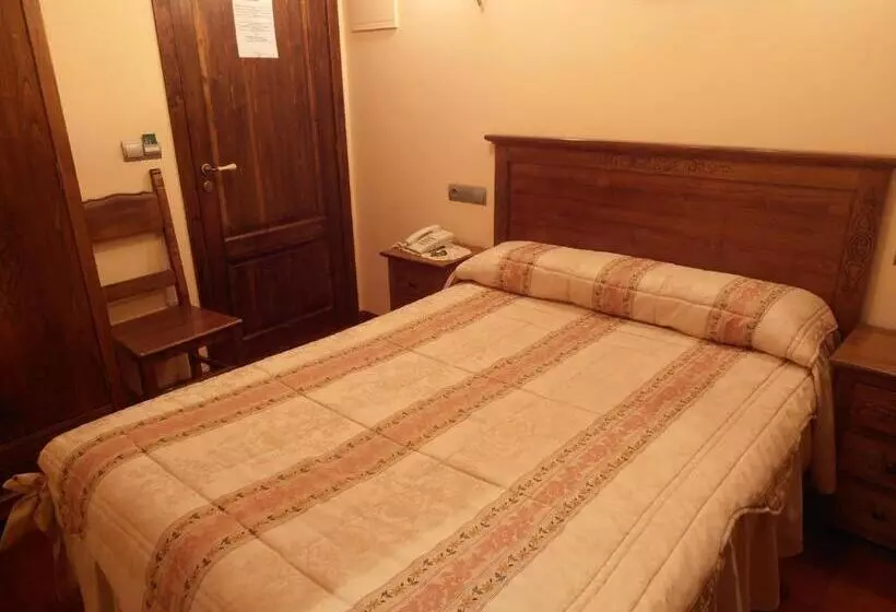 Hotelli Hostal Virgen De La Encina