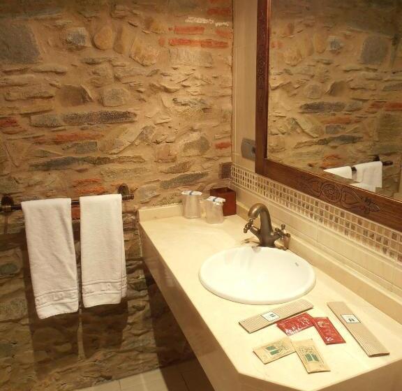 هتل Hostal Virgen De La Encina