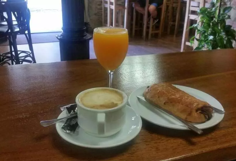 Hotelli Hostal Virgen De La Encina