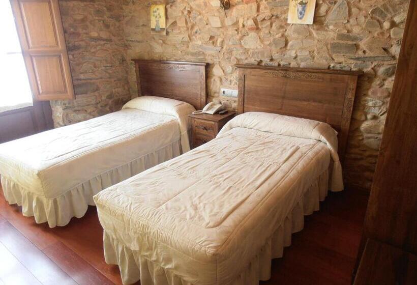 هتل Hostal Virgen De La Encina