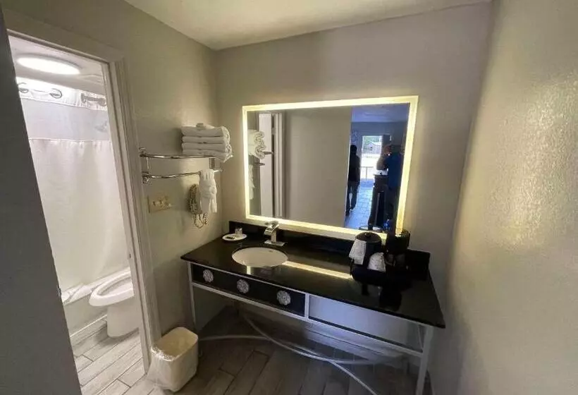 هتل Rodeway Inn