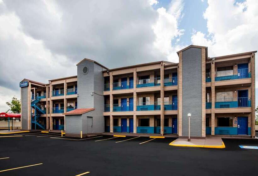 בית מלון כפרי Travelodge By Wyndham Houston Hobby Airport