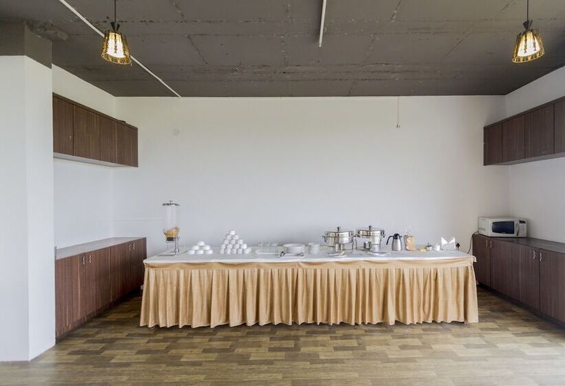 Fabhotel Iwe Studio Yelahanka