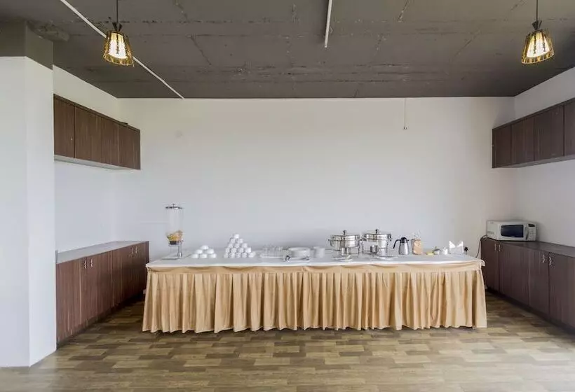 Fabhotel Iwe Studio Yelahanka