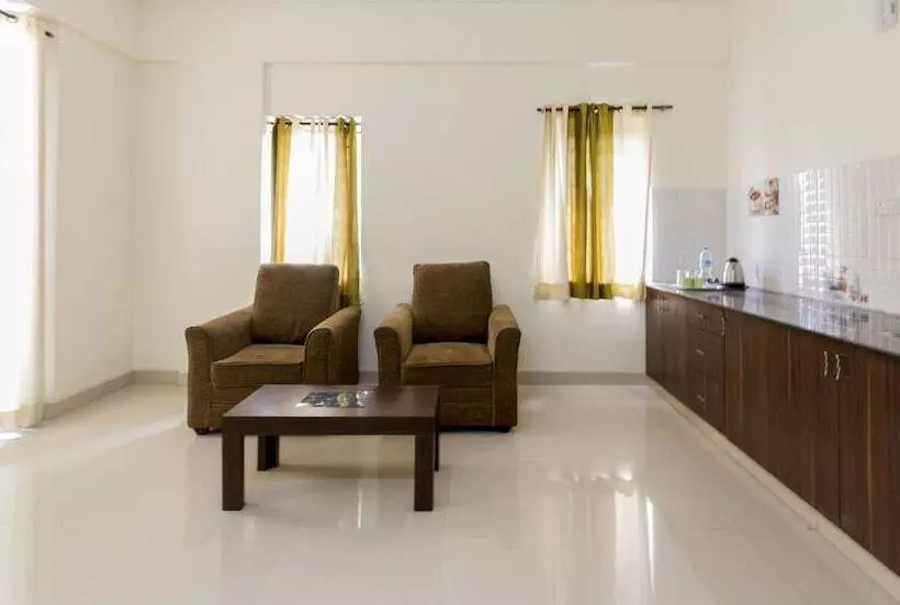 Fabhotel Iwe Studio Yelahanka
