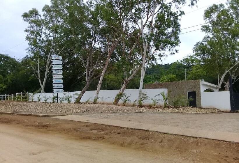 هتل Jardines Del Paraiso